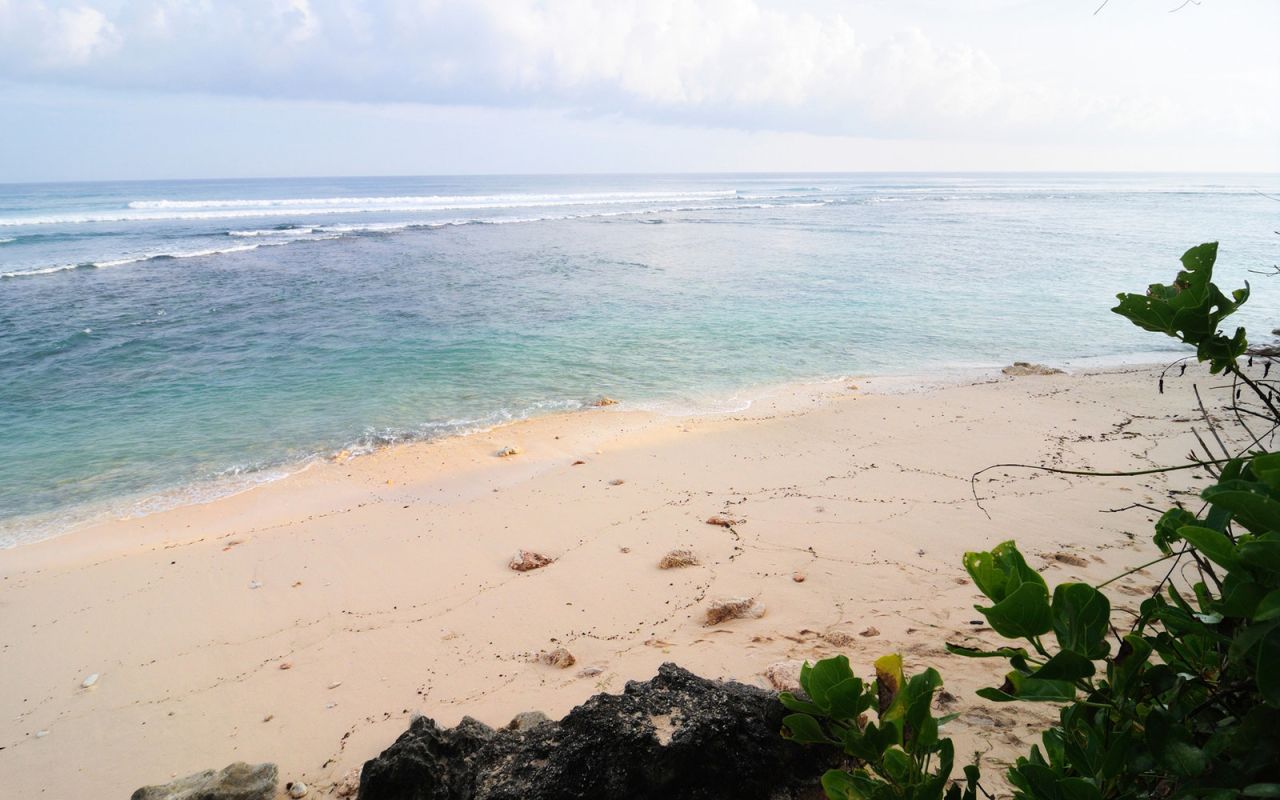 <strong>Green Bowl Beach:</strong> The hundreds of steps required to reach this secluded beach keep large crowds away. Nearby caves provide shade on hot days.