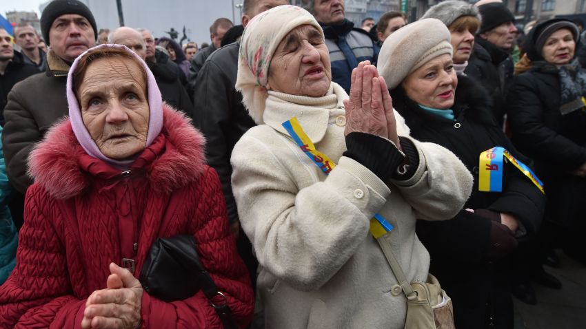 Elderly women pray during a rally on Independence Square in Kiev on February 21, 2016.
Protesters of the Radical Right Power organization pitched tents on the square and declared the "Third Maidan", demanding the resignation of Ukrainian President Petro Poroshenko and his governmant. / AFP / SERGEI SUPINSKY        (Photo credit should read SERGEI SUPINSKY/AFP/Getty Images)