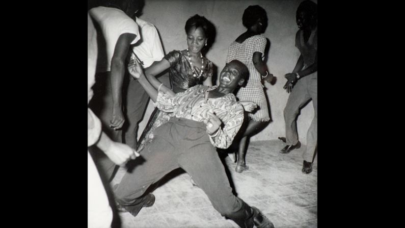 Sidibe got his break working in the studio for society photographer Gerard Guillat. He spent his nights going to clubs and photographing the revelers with his Brownie camera. 