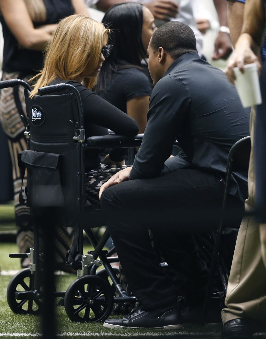 Racquel Smith talks to former Saints running back Pierre Thomas at the visitation.