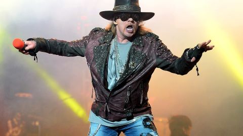 Guns N' Roses 歌手 Axel Rose 于 2016 年加入 AC/DC 进行世界巡演。以下是 Rose 多年来非常受欢迎的乐队。  
