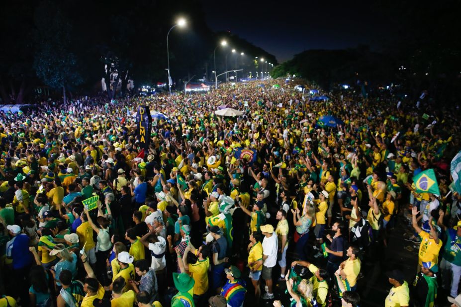 Protesters in Sao Paolo, opposed to the impeachment, watch the voting session on television en masse.