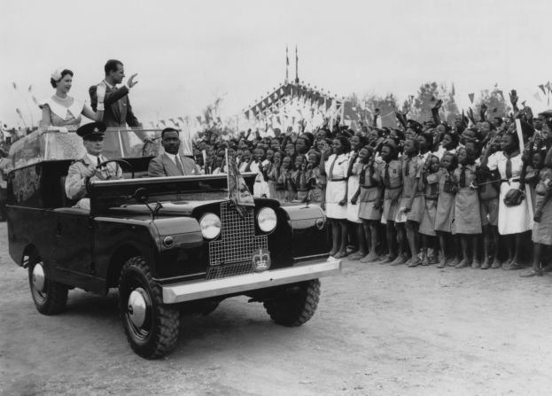 The "State Review" Land Rover, this time in Ibadan, Nigeria. Later in 1978 a Series 3 Land Rover was modified for Her Majesty, including a traffic light system with which the Queen could direct the driver to either stop, slow down or continue.