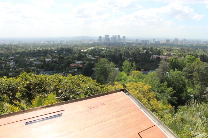 And sports a breathtaking view of the Los Angeles skyline. 