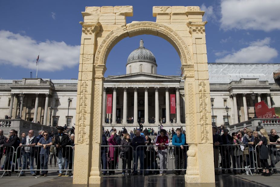 Palmyra's ancient Triumphal Arch, destroyed last year during the conflict in Syria, has been resurrected in London's Trafalgar square. 