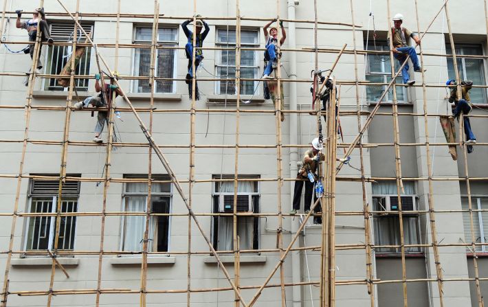 Workers need their hands to be free during the bamboo building process, so they must learn to straddle the poles firmly.