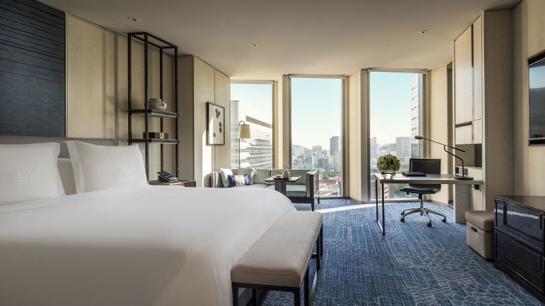 This Four Seasons Hotel Seoul is located in the north bank, the city's seat of power. The best rooms offer views of the entire Gyeongbokgung Palace. 