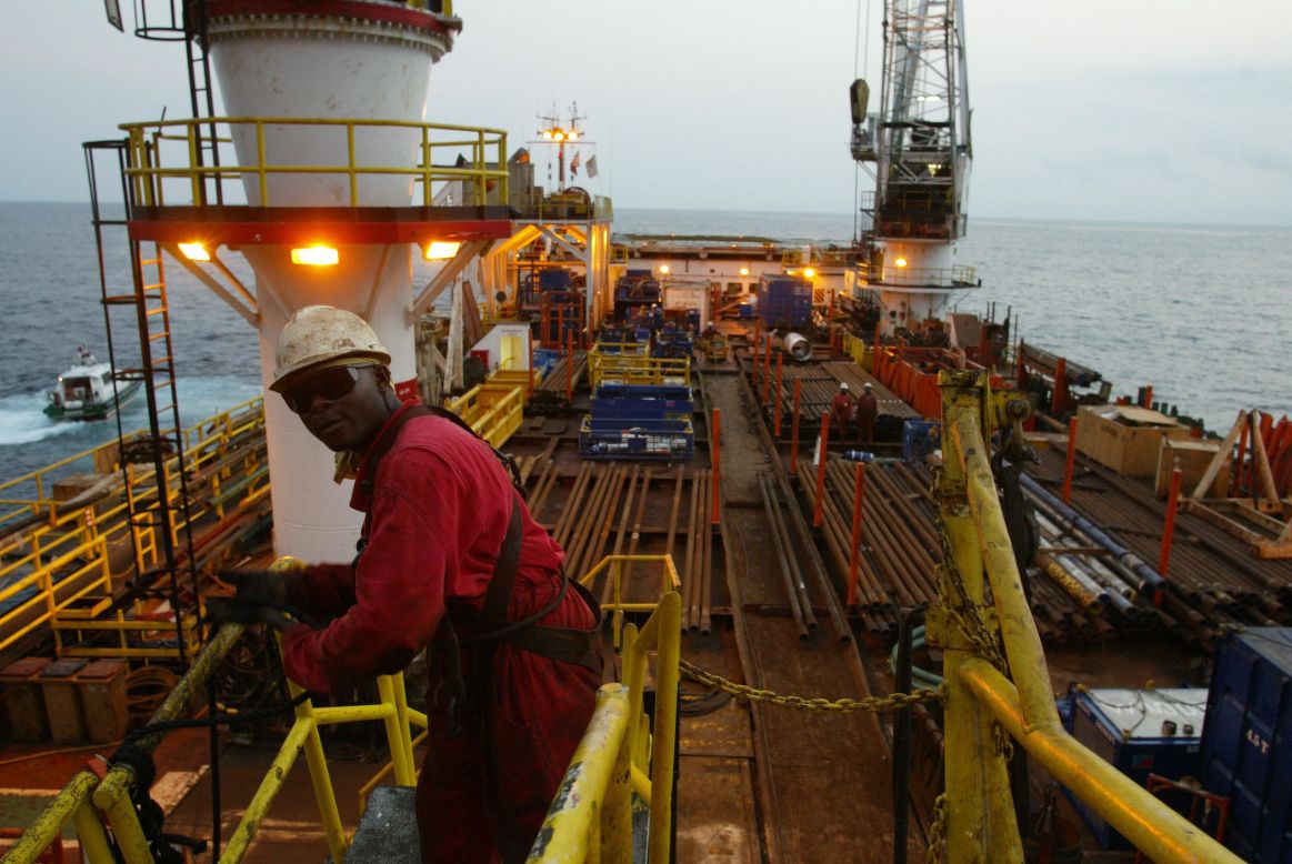 Вторая нефть. Нефтеперерабатывающая промышленность Африки. Ангола нефть. Ангола сфера услуг. Ангола промышленность.