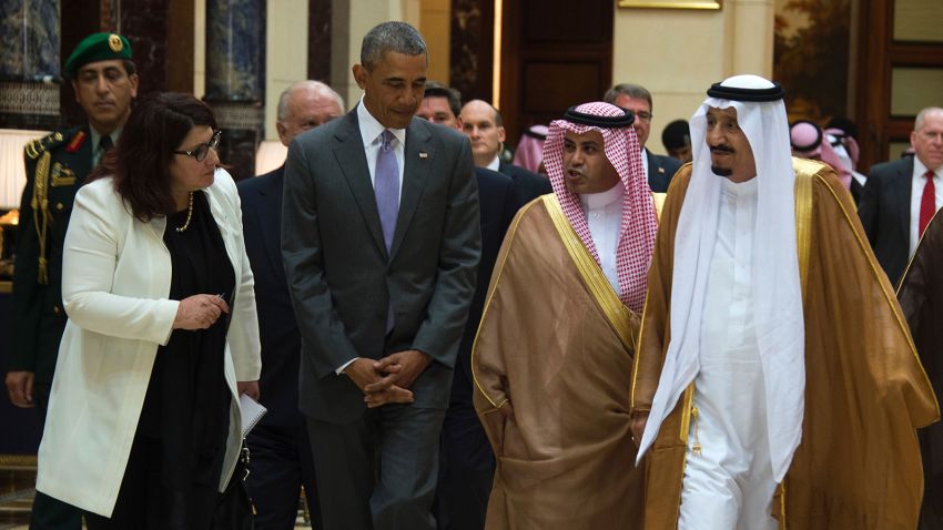 US President Barack Obama (2L) speaks with King Salman bin Abdulaziz Al-Saud of Saudi Arabia (R) at Erga Palace in Riyadh on April 20, 2016.