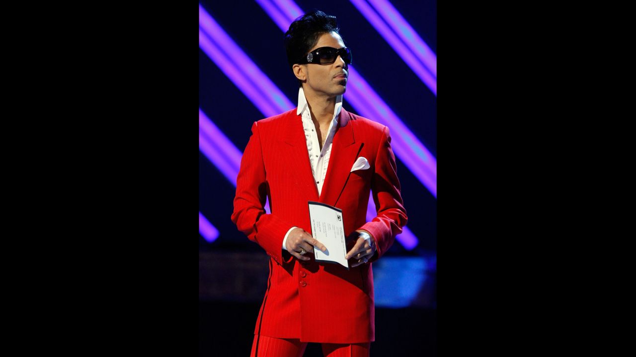Power suiting -- Presenting the Best Female R&B Performance award during the 50th annual Grammy awards, February 10, 2008.<br />