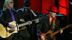 NEW YORK, UNITED STATES:  Inductee Prince performs a song of George Harrison along with Tom Petty after the late Beatle was inducted during the 19th Annual Rock and Roll Hall of Fame Induction Ceremony 15 March 2004 in New York City. AFP PHOTO   Timothy A. CLARY  (Photo credit should read TIMOTHY A. CLARY/AFP/Getty Images)