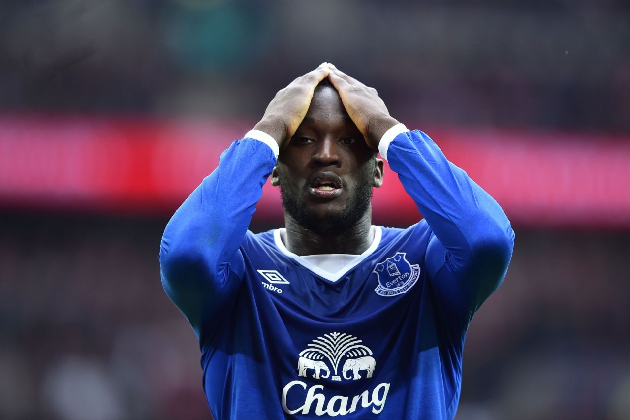 Everton's Belgian striker, Romelu Lukaku, missed several chances to score, including a penalty that was saved by United keeper, David De Gea.