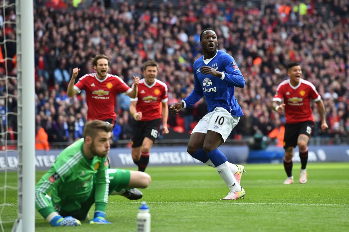 Everton's striker Romelu Lukaku (C) reacts after Manchester United goalkeeper David de Gea (L) saved his penalty kick during the English FA Cup semi-final.