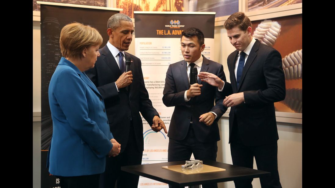 Obama and Merkel look at a gripping device at the Hannover Messe on April 25.