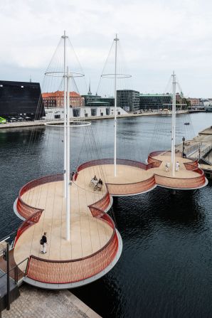 Artist <a href="index.php?page=&url=http%3A%2F%2Fwww.olafureliasson.net%2F" target="_blank" target="_blank">Olafur Eliasson</a> was inspired by the city's history as a port town when he designed Cirkelbroen. The five round platforms and wired masts give the illusion of boats floating on the harbor. 