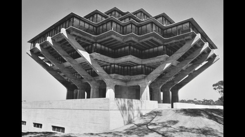 Free Photo  Low angle greyscale of a building with modern brutalist  architecture under the sunlight