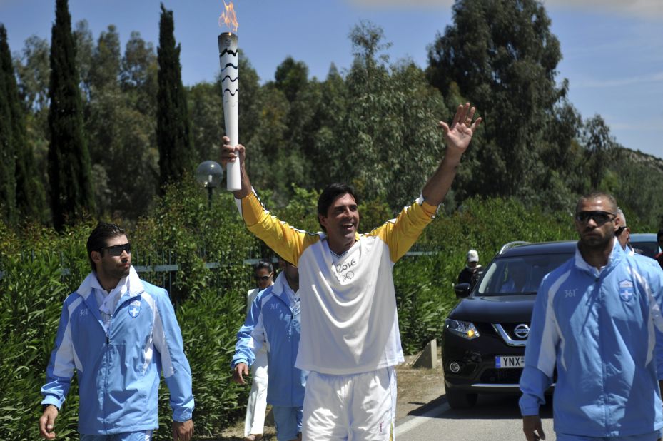 Gávio is a former volleyball star and became the first Brazilian athlete to carry the torch. He stands at nearly 2 meters tall and took home the gold medal from Barcelona 1992 and Athens 2004 Olympics.   