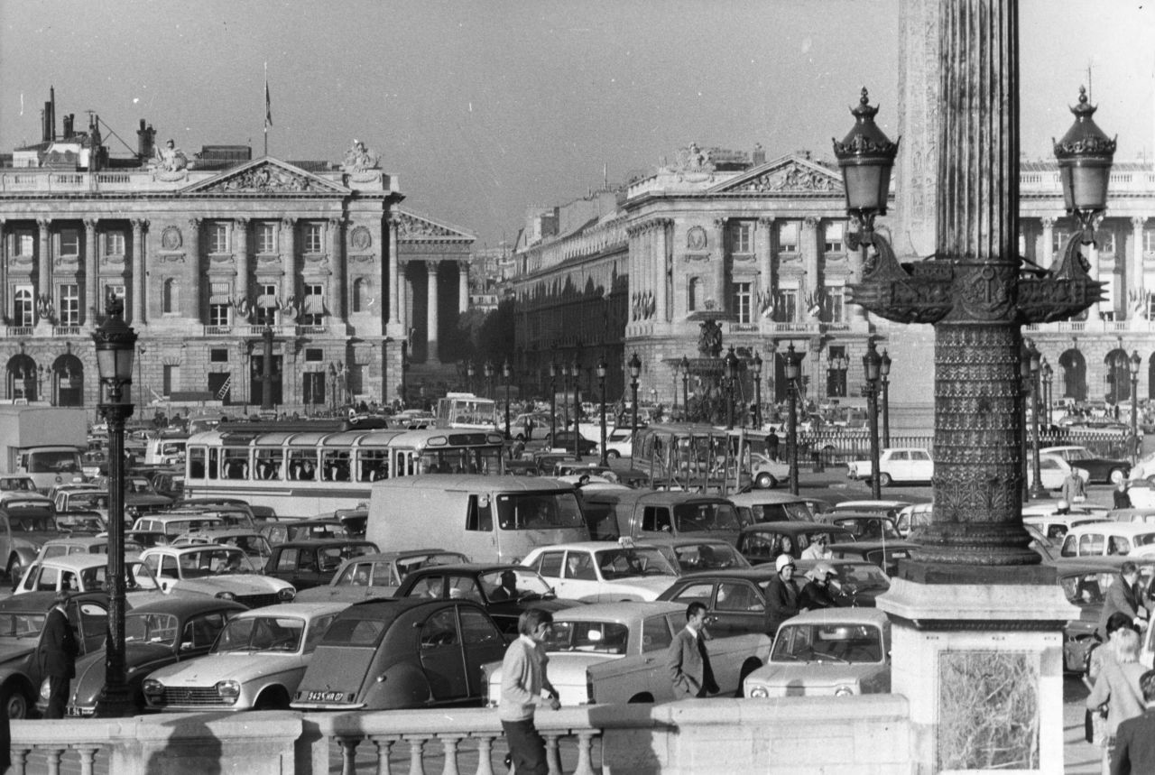 Traffic jams aren't a new problem for city centers. Here is what rush hour looked like in the Place de la Concorde in 1971.