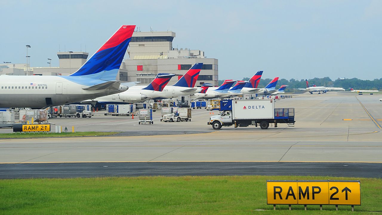 Delta Airlines jets at the terminal at Hartsfield-Jackson Atlanta International Airport in Atlanta, Georgeia on September 12, 2009.  AFP PHOTO/Karen BLEIER (Photo credit should read KAREN BLEIER/AFP/Getty Images)