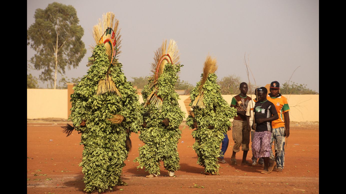 Among the most striking costumes on show are the masks of the Dafing (Marka) people of Burkina Faso. Covered head to toe in leaves ("koro") and featuring a crest made from thick dried grass, some believe the masks enhance fertility.