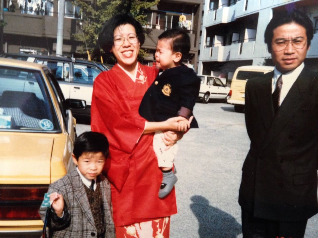 Yuriko Nishi and her husband Yoshihide Ito with their children before sotsukon.