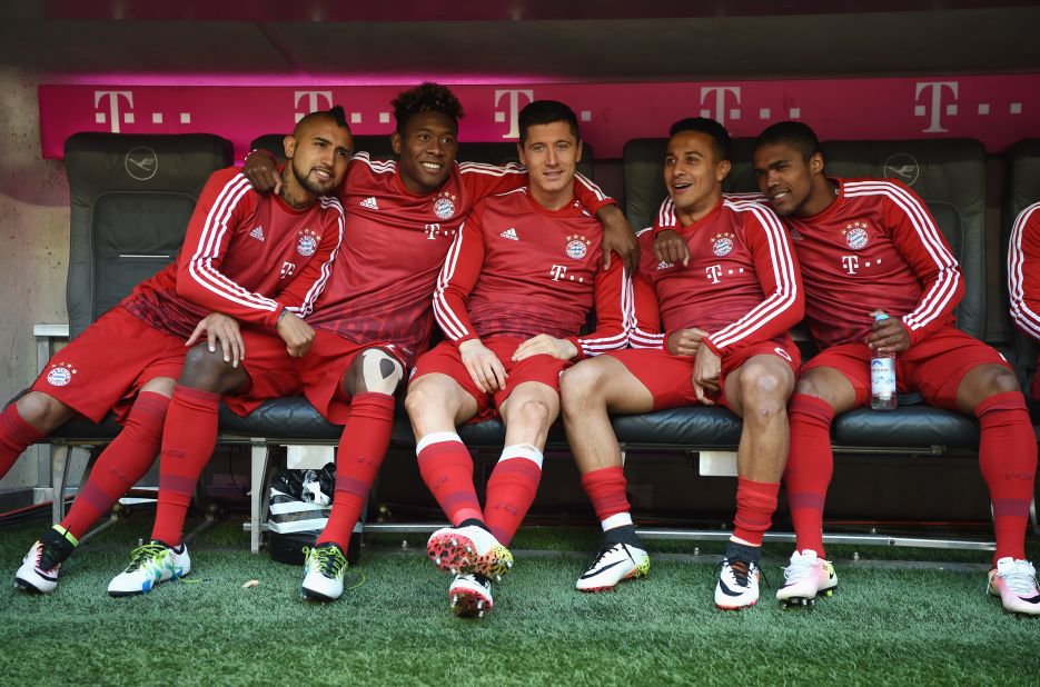 Arturo Vidal, David Alaba, Robert Lewandowski, Thiago Alcantara and Douglas Costa of Bayern Muenchen are seen on the bench prior to the Bundesliga match between Bayern Muenchen and Borussia Moenchengladbach.