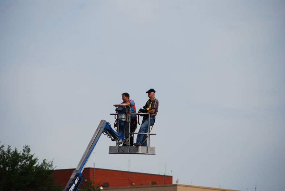 These two found a way to get a bird's eye view of the six-story-tall airplane. 