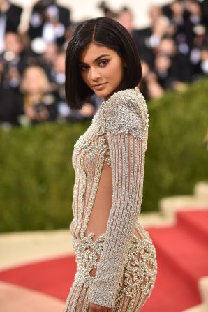 The youngest of the Kardashian-Jenner clan, Kylie Jenner, took on the red carpet in a dress by Balmain. 