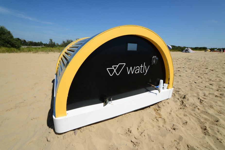 The Watly machine, created by an Italian-Spanish startup, works by capturing solar energy through photovoltaic panels which is then converted into electricity through an internal battery.