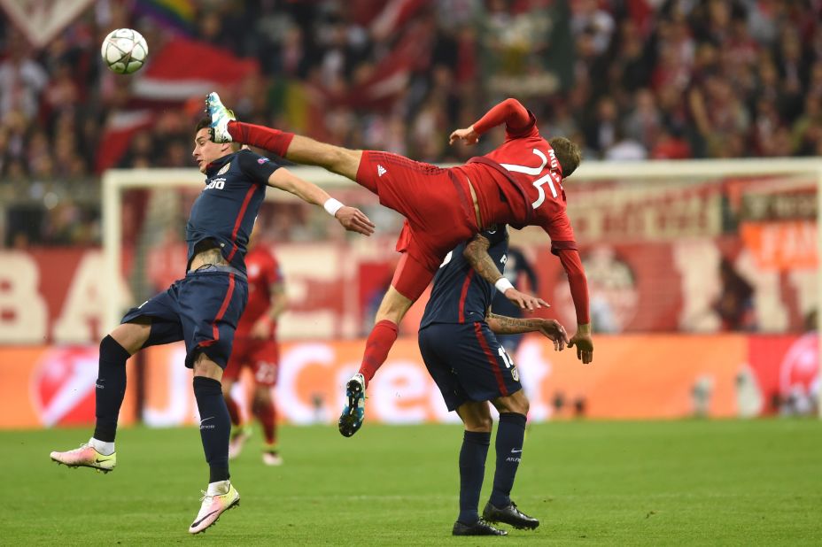 Bayern took the attack to its Spanish opponent from the first minute with Thomas Muller in the thick of the action.