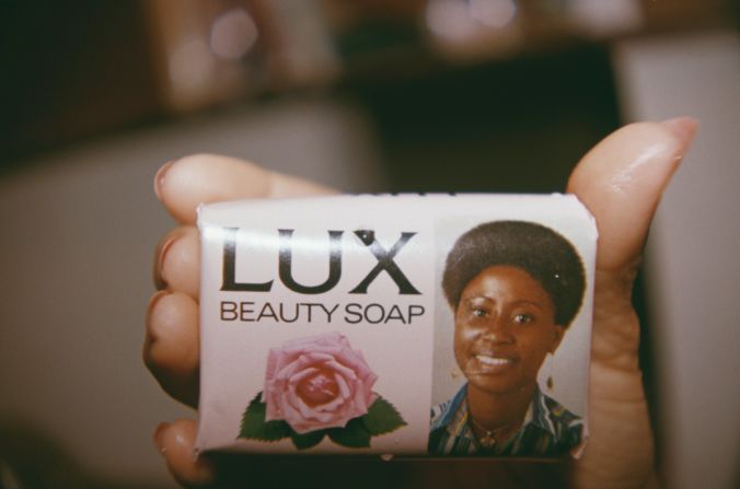In soap, palm oil is used for its ability to remove oil and dirt from hair and skin as well to moisturize. In shampoos, palm oil is used as a conditioning agent to help restore natural oils in hair.