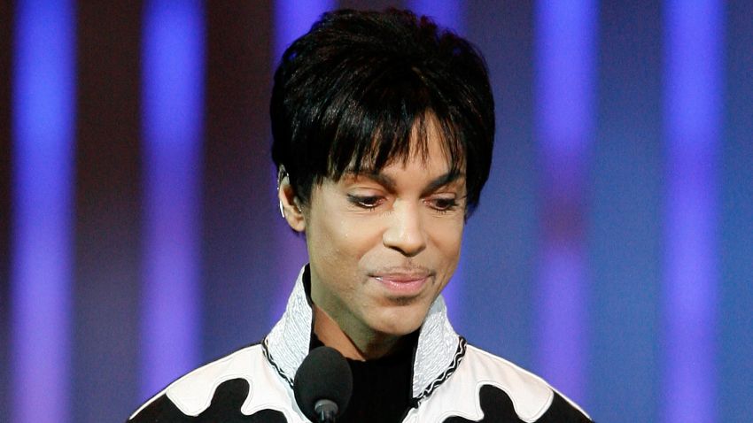 LOS ANGELES, CA - MARCH 02:  Musician Prince accepts the award for "Outstanding Male Artist" onstage during the 38th annual NAACP Image Awards held at the Shrine Auditorium on March 2, 2007 in Los Angeles, California.  (Photo by Vince Bucci/Getty Images)
