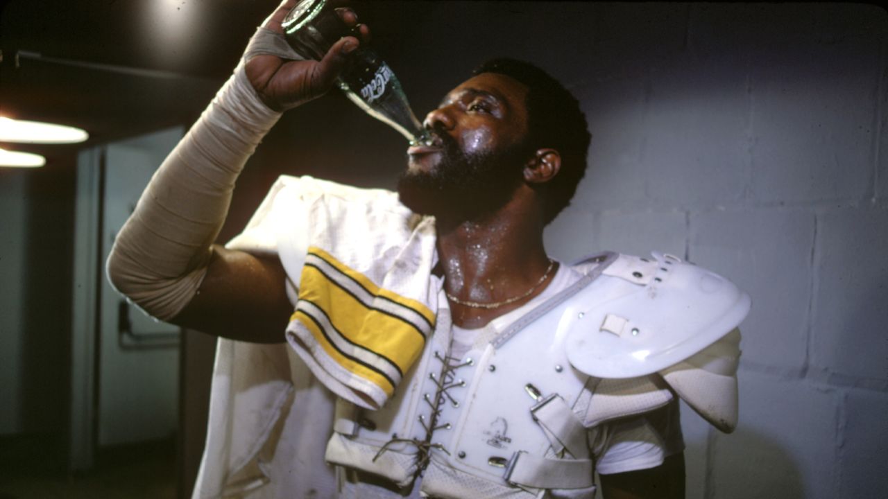<strong>1979:</strong> A commercial featuring football player "Mean" Joe Greene becomes one of the most memorable Super Bowl ads of all time. A boy <a href="https://www.youtube.com/watch?v=-oaiV8MQH7s" target="_blank" target="_blank">shares a Coke</a> with Greene; he gives the boy his jersey.