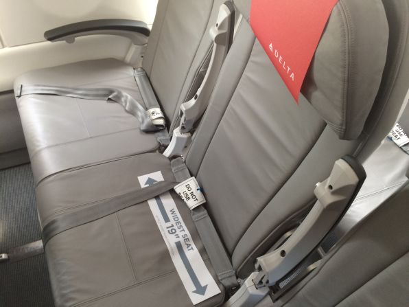 The middle seats of this Delta CS100 were a generous 19 inches wide. 