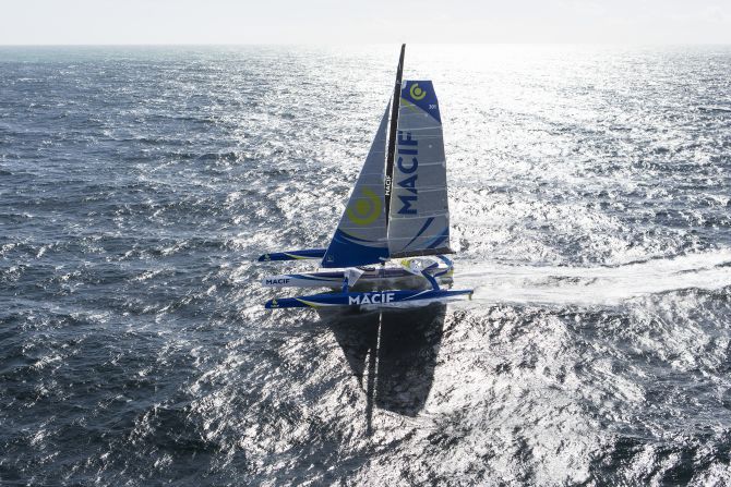 The MACIF trimaran measures 21 meters across and weighs 14.5 tons, while the sails measure 430/650 square meters.