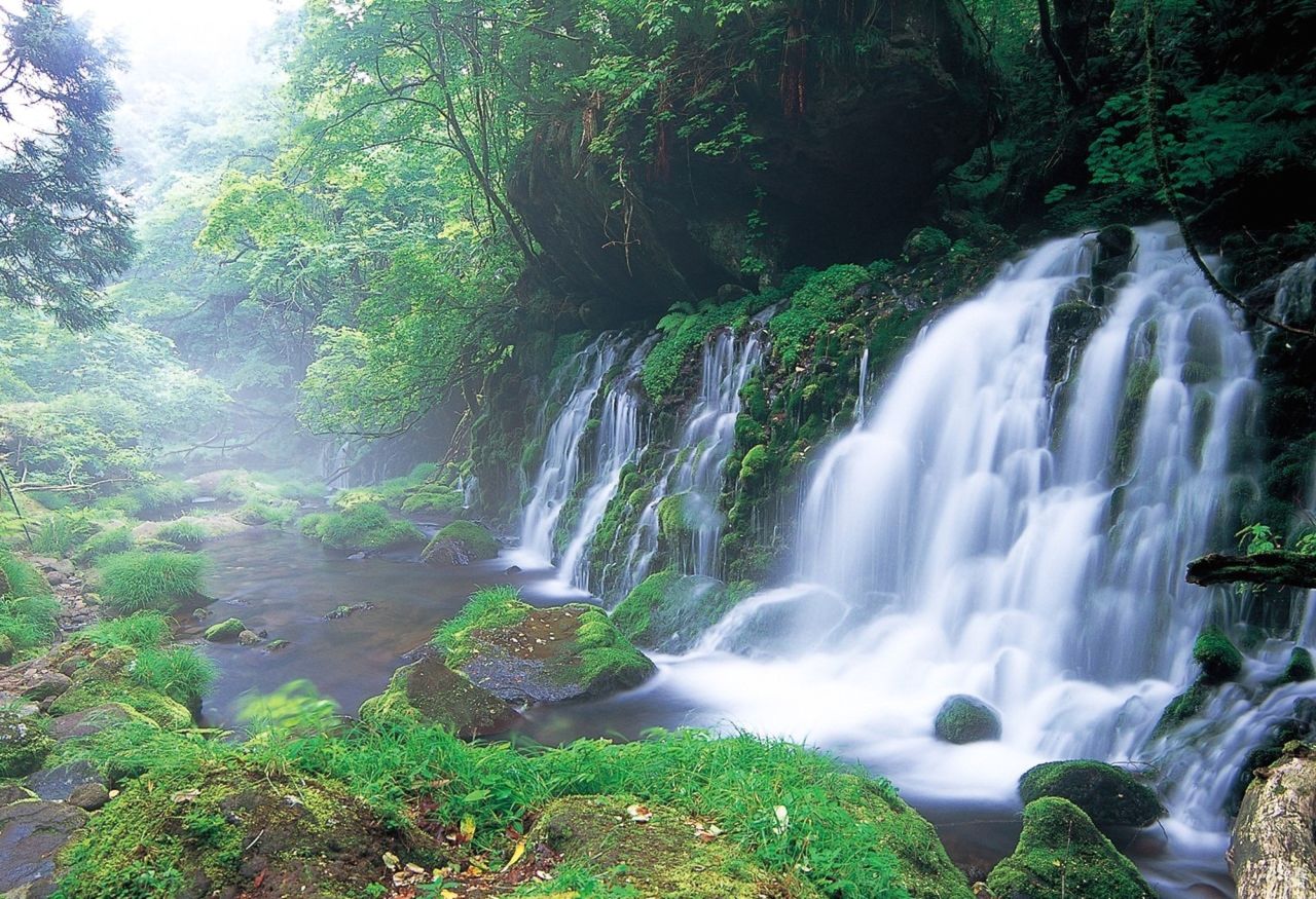 <strong>Mototaki Waterfall (Akita prefecture):</strong> This pretty waterfall, fed by year-round snow on Mt. Chokai, remains chilly even during the warmer seasons.