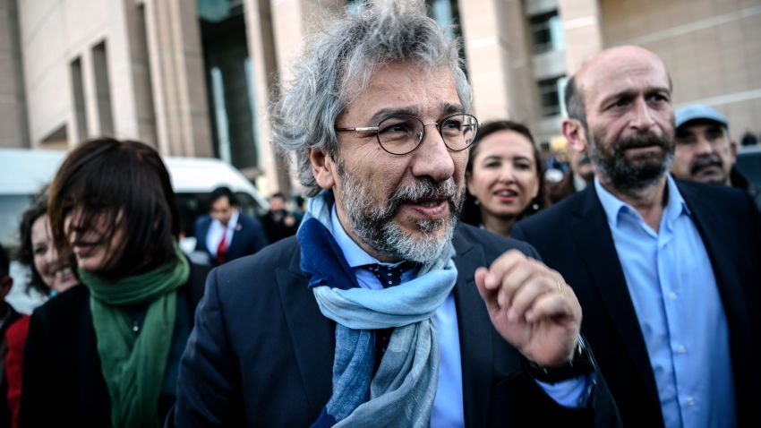 Turkish opposition Cumhuriyet daily's editor-in-chief Can Dundar (L) and Ankara bureau chief Erdem Gul arrive at the Istanbul courthouse for their trial on April 1, 2016. 