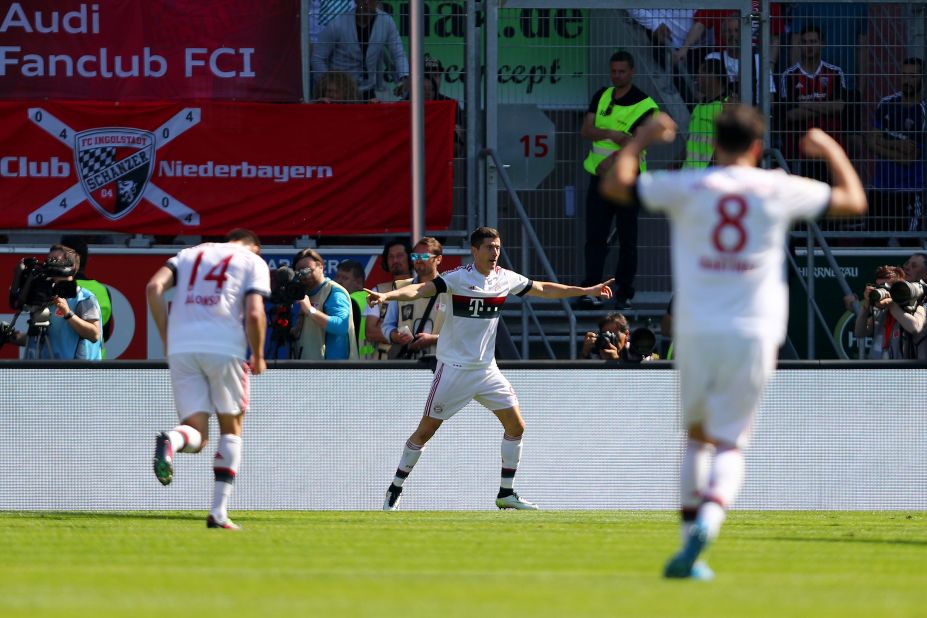 Lewandowski celebrates with teammates.