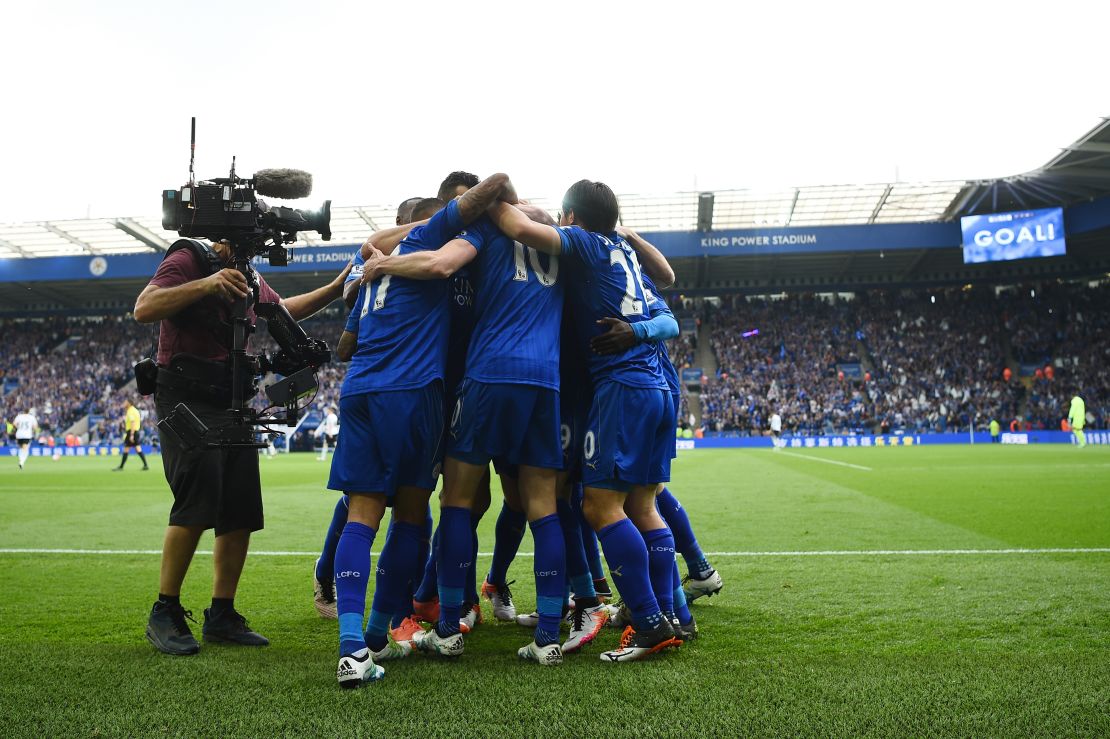  Leicester City players celebrate their team's first goal against Everton.