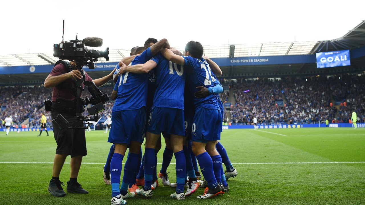  Leicester City players celebrate their team's first goal against Everton.