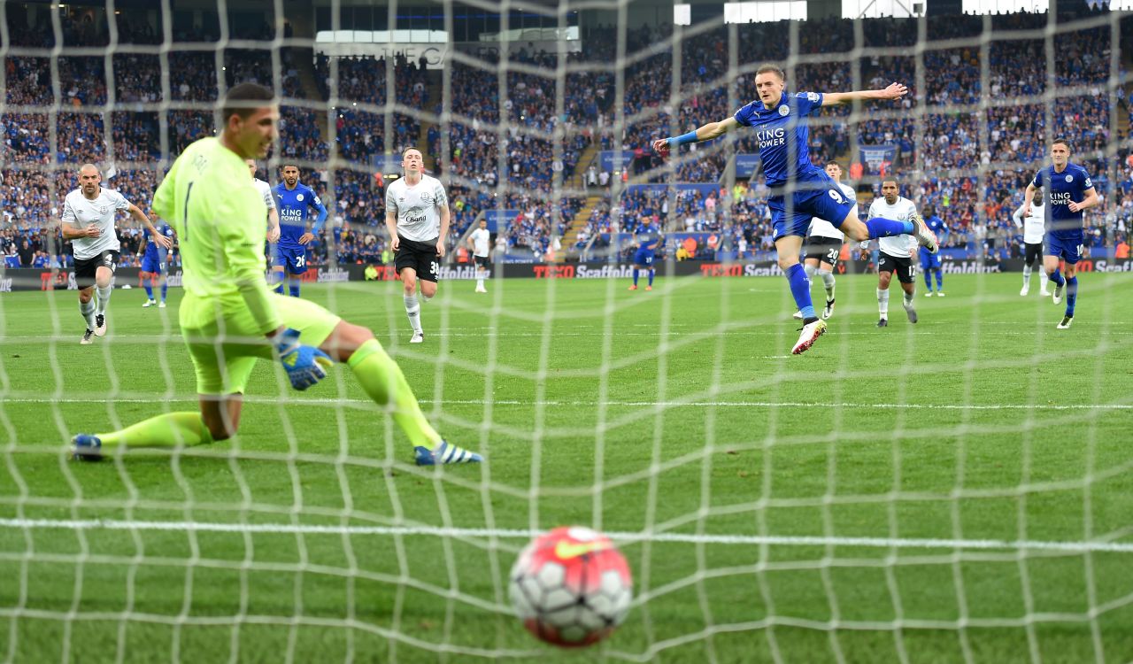 Vardy smashes the ball past Joel Robles in the Everton goal to make it 3-0 to Leicester.