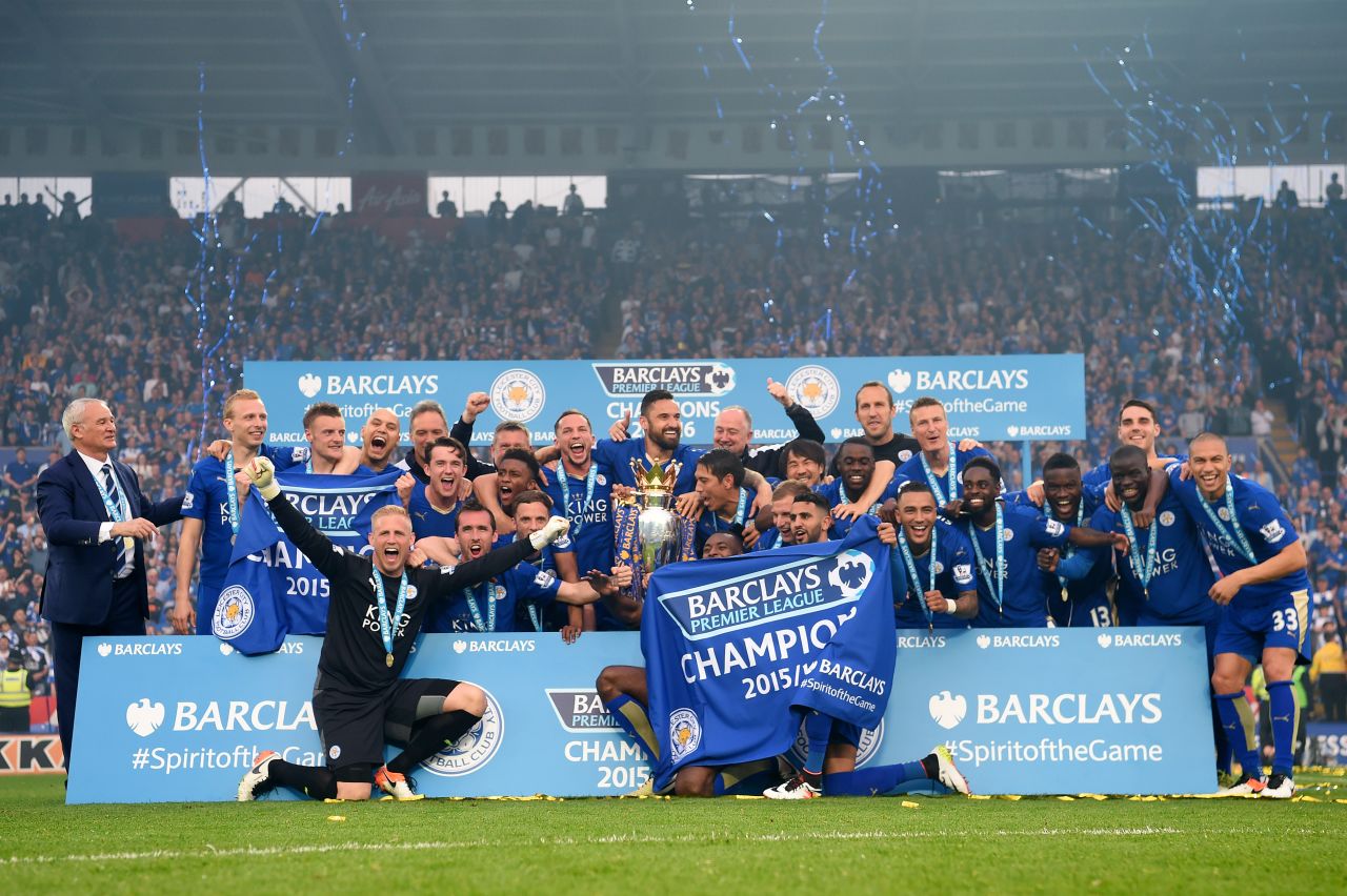  Leicester City players celebrate together with the Premier League trophy.