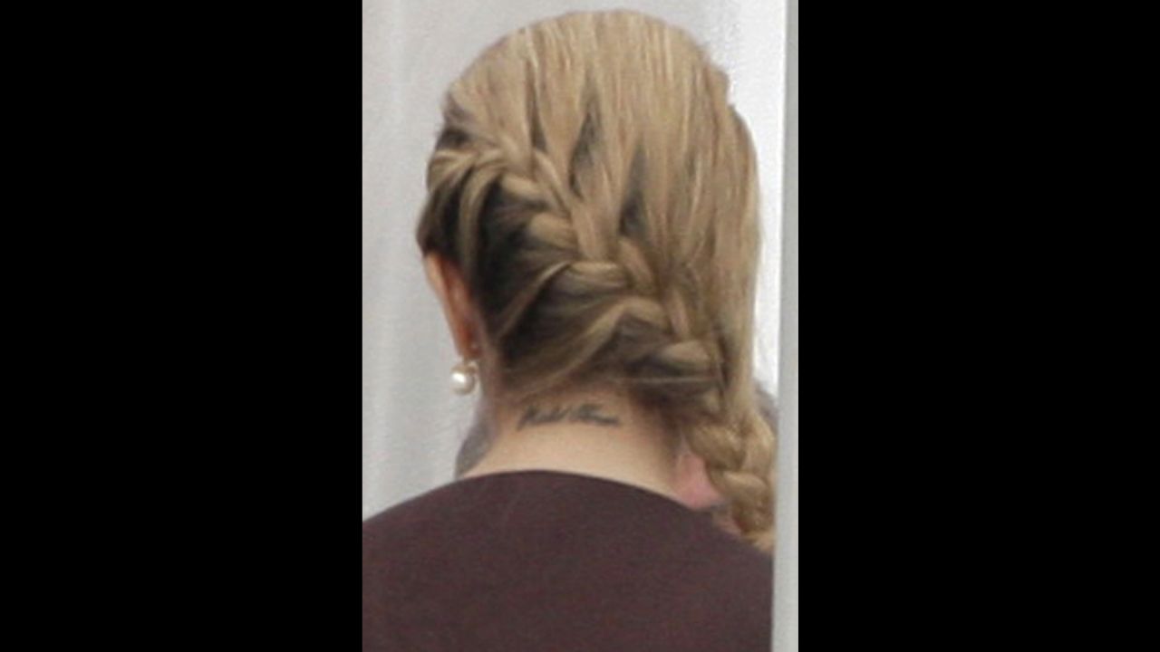 Marcela Temer has a tattoo with her husband's name on the nape of her neck.