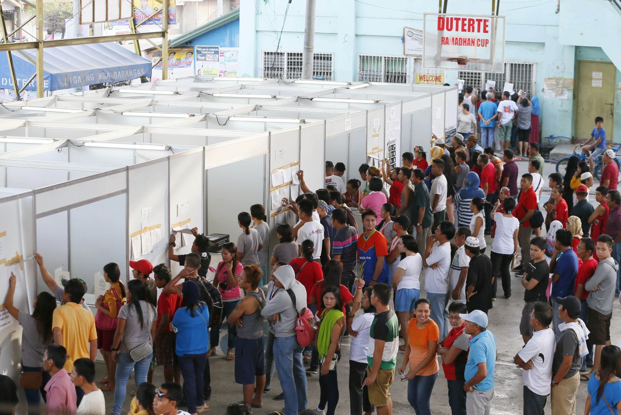 Crowds gather in front of a polling station on May 9, 2016. Millions of voters are expected to troop to polling precincts all over the country to elect the successor to President Benigno Aquino III. 