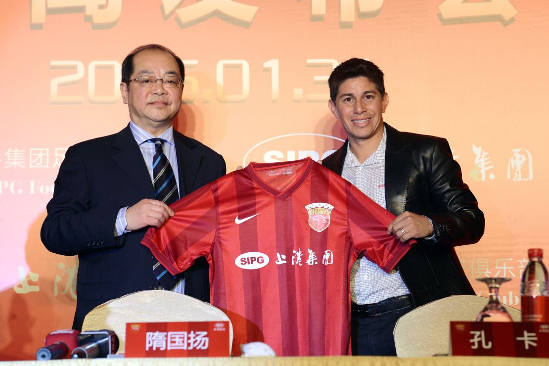 Shanghai SIPG team manager Sui Guoyang (left) signed Argentine midfielder Dario Conca in 2015. 