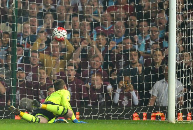 The Hammers hit back with two late goals, as goalkeeper David de Gea was beaten by headers from Michail Antonio and Winston Reid -- both set up by Dimitri Payet.
