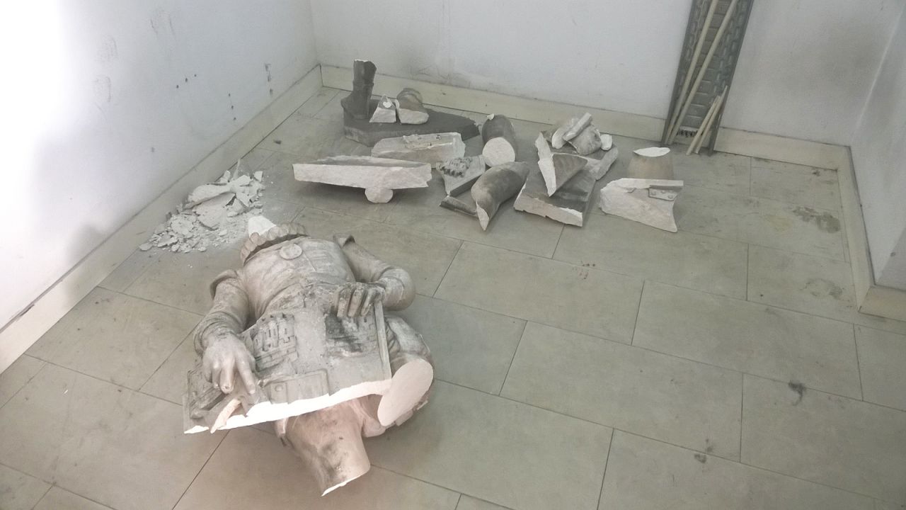 The statue of King D. Sebastiao, was seriously damaged when it was accidentally knocked over by a tourist taking a selfie.