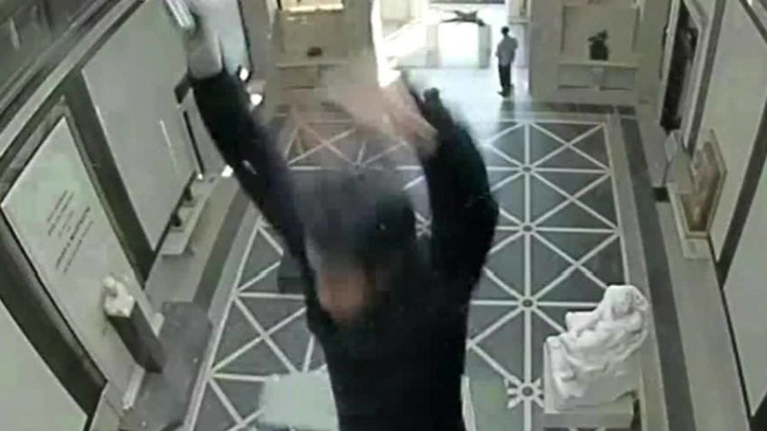 man falls through glass ceiling rodin museum dnt_00000819.jpg