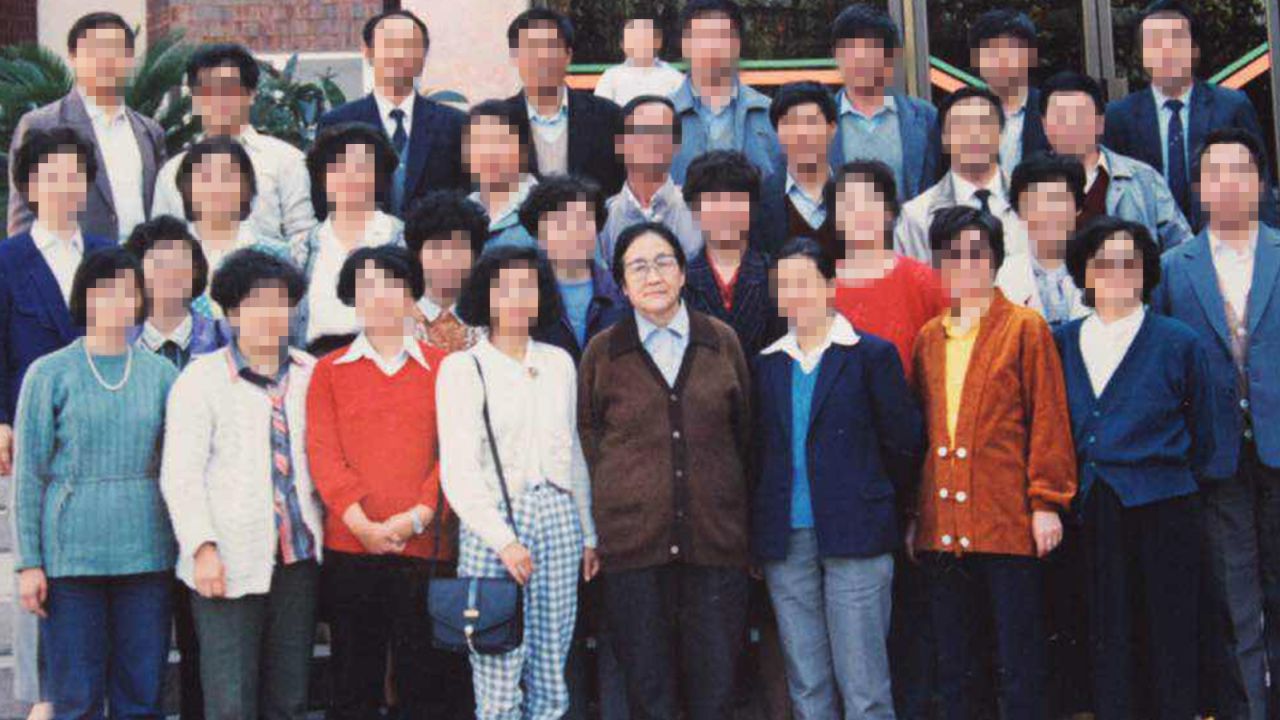 Zhang Jilan, Yu's homeroom teacher, with her class in 1990. 