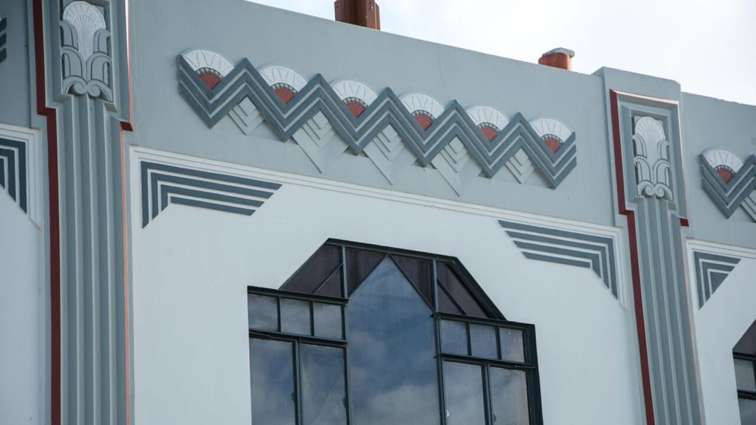 Napier's Smith & Chambers building has a lively facade decorated with bold zigzag motifs and local ferns and flowers. The upper floor was designed as apartments, which was unusual for the time.